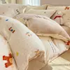 Juego de ropa de cama de cuatro piezas de terciopelo de leche, nuevo diseño de dibujos animados 2026, juego de sábana y funda de edredón de vellón de coral para invierno