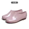Botas de chuva impermeáveis de verão da moda para mulheres, sapatos aquáticos antiderrapantes, calçados externos de cano baixo com sola macia, sapatos rasos leves de malha para primavera-verão