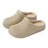 Pantuflas de algodón impermeables para mujer, adecuadas para uso en interiores en otoño e invierno, que proporcionan calidez y evitan resbalones. Estas pantuflas de otoño/invierno están diseñadas para uso en casa y cuentan con un tacón. Disponible para venta al por mayor