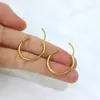 Pendientes redondos grandes pequeños lisos de oro europeos y americanos para mujer, estilo nicho, pendientes de alta calidad, simples, combinan con todo, estilo frío, moda