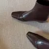 Botas de tornozelo com salto grosso e bico quadrado trançadas em estilo francês para mulheres, novas botas versáteis de ajuste slim estilo coreano para o outono de 2026, botas de moda para o dia a dia