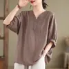 2026 Nueva Camiseta de Algodón Lino Bordada Cuello en V Talla Grande Manga Corta para Mujer Ropa de Madre Verano Nuevo Top de Seda Lino para Mujer