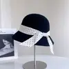 Estilo Feminino Elegante Chapéu de Pescador com Bolinhas Peroladas e Laço Chapéu de Lã Fashion de Aba Curta para Outono e Inverno Chapéu Elegante Tipo Bacia