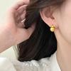 Pendientes redondos dorados con diseño de nicho único para mujer, otoño e invierno 2024, nuevos pendientes de lujo ligeros y explosivos de alta gama.