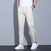 Pantalones de Nueve Puntos Color Marfil Casuales para Hombre Verano 2026 Nuevo Estilo Pantalones Occidentales Personas Bajas Ajustados Rectos Pantalones de 9 Puntos