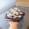Zapatos deportivos para niños modelo otoño 2026 zapatos de correr de cuero para niños zapatos deportivos para niñas zapatos para caminar de bebé venta al por mayor