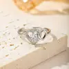 Anillo de Luz de Zirconia Incrustada en Oro Real Chapado en Cobre Transfronterizo Europeo y Americano Lujo Ligero Sensación de Alta Gama Anillo para el Dedo Joyería de Mano Versátil Fabricante Venta al por Mayor en Stock