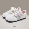 Tênis Brancos Respiráveis de Malha para Mulheres 2026 Verão Novo Bico Redondo Estilo Gato Sapatos de Treino Alemães Tênis Versáteis Coreanos para Estudantes