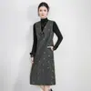 2516308 - Elegante Chaleco Vestido Bordado Tridimensional con Hilo Dorado de Manualidad Pesada Cuello en V Broche de Lazo Nanyou