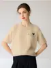 Suéter de cashmere 100% puro com mangas curtas para mulheres, gola redonda, bordado com um pequeno design de cordeiro, um tricô leve e de caimento solto perfeito para o verão, versátil como camada base