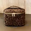 2026 Nova Bolsa de Maquiagem de Camurça com Estampa de Leopardo Transfronteiriça Grande Capacidade Portátil para Viagem Bolsa de Armazenamento de Cosméticos