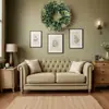 1 Pieza Corona Artificial de Podocarpus y Bayas, Guirnalda Exuberante Verde de Agujas de Pino Falsas, Realista Densa, Sin Mantenimiento, Decoración Interior Exterior para Puerta Principal, Pared, Jardín, Corona para Todas las Estaciones para el Día de la Madre, Día del Trabajo, Navidad