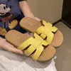 Sandalias planas versátiles de alta gama estilo coreano para el verano 2026 para mujer, adecuadas para combinar con faldas, sandalias de tira en Y para la playa