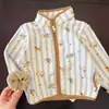Esencial para el campus~ Chaqueta de forro polar cálida con cremallera y cuello alto de dibujos animados para niños y niñas, elegante y cálida para otoño e invierno