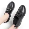 Zapatos de piel para mujer para madres, otoño 2026, zapatos slip-on estilosos con plataforma y tacón de cuña para mujeres de mediana edad y mayores