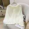 Camiseta de otoño ligera de Tencel a rayas con capucha, manga larga, protección solar, top versátil, corte holgado para mujer