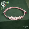 Pulseira de Alta Qualidade Estilo Zongzi 2026 Nova para o Festival do Barco-Dragão, Pulseira de Fio Colorido Estilo Xizang com Pingente de Paz, Corda de Mão Estilo Étnico