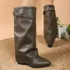 Botas largas de mujer para principios de otoño 2026 nuevas botas vintage Maillard plisadas apiladas con tacón grueso y hebilla de cinturón