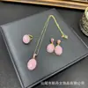 Novo Conjunto de Três Peças com Jade Incrustado à Mão com Diamantes Completos Personalizados, Estilo de Luxo Leve, Fornecimento para Transmissão ao Vivo, Atacado de Fabricante de Joias Turquesa