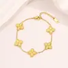 Pulsera de trébol de cuatro hojas sensación de alta gama pulsera de cinco pétalos para niñas acero de titanio pulsera resistente al descoloramiento joyería de mano de nicho de lujo ligero