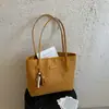 Bolsa tote de luxo leve, de nicho, de alta qualidade para mulheres, novo modelo de verão 2026, bolsa de ombro requintada, bolsa de grande capacidade para o dia a dia