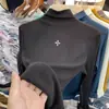 Camiseta Base Blanca de Cuello Medio, Nuevo Estilo Otoño e Invierno, Diseño de Nicho Americano, Corte Ajustado, Favorecedor, Cálida Camiseta de Manga Larga