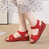 Sandalias de comercio exterior para mujer 2026 otoño nuevo modelo estilo europeo y americano con plataforma de suela gruesa y tira de tobillo para madres