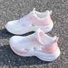 Zapatillas deportivas para mujer transfronterizas 2026 modelo nuevo de verano, zapatillas de running para fitness con suela blanda, malla transpirable, zapatos finos y ligeros para mujer