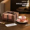 Conjunto de xícara e pires de café de alta qualidade e requintado em uma caixa de presente - um presente de casamento ou de inauguração de casa elegante e luxuoso