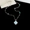Collar con Colgante de Flor de Cuatro Hojas Zirconia Azul Hielo Clásico y Juego de Anillos, Cadena para el Cuello de Diseño de Nicho de Lujo Ligero Accesorio Versátil