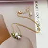 En stock al por mayor nuevo literario retro lirio del valle francés collar de perlas de agua dulce cadena de clavícula simple nicho colgante mujeres