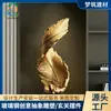 Escultura personalizada de pluma dorada de fibra de vidrio de lujo ligero para decoración de pared de entrada de club y decoración interior suave en habitaciones modelo
