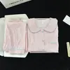 Pijama de Mujer para Primavera y Otoño, Algodón Nube, Rayas Finas Rosas, Cuello de Muñeca, Ribete Azul, Cárdigan, Manga Larga, Pantalones Largos, Conjunto Casual para Casa