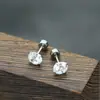 Pendientes de botón de aguja fina con incrustación de diamante de cuatro garras y hebilla roscada simple estilo ins japonés y coreano pendientes de botón para el lóbulo de la oreja de circón súper brillante de lujo ligero