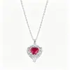 Collar de Acero de Titanio con Colgante de Corazón de Circonita Roja Estilo Europeo para Mujer Joyería de Cadena para Clavícula con Diseño Completo de Diamantes Lujo Ligero Venta al por Mayor