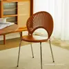 Cadeira de jantar nórdica, cadeira moderna da moda para uso doméstico, mesa e cadeiras de jantar, design minimalista moderno de luxo leve com encosto, estilo étnico de metal vintage