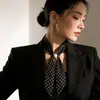 Lenço de Seda com Bolinhas, Estilo Coreano Suave e Elegante, Lenço de Seda Preto com Bolinhas e Colar de Contas, Acessório de Pescoço para Mulheres com Senso de Design