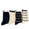 Calcetines de estilo universitario con bloques de color a rayas azul marino y blanco lechoso, etiqueta pequeña coreana, diseño de cinta de Instagram, hasta la mitad de la pantorrilla, premium, para otoño e invierno