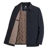 Nova jaqueta acolchoada de algodão outono/inverno 2026 para homens, apresentando um design leve e luxuoso com forro de lã, adequada para uso formal e casual, e projetada como uma peça externa estilo camisa com colarinho, ideal para homens de meia-idade e mais velhos