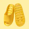 Sandalias y pantuflas simples con agujeros para el baño del hogar de las mujeres antideslizantes para uso en pareja masculinas para bañarse hotel casa de huéspedes pantuflas al por mayor