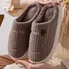 Pantuflas de algodón para mujer, pantuflas de interior de otoño e invierno para parejas, pantuflas de felpa para uso posparto, pantuflas de algodón cálidas, pantuflas de algodón antideslizantes para hombre