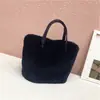 Bolso de mano tipo cesta de verduras nuevo Otoño e Invierno 2020 simple conveniente práctico imitación piel de pelo bolso de hombro