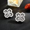 Aretes de trébol de diamantes súper brillantes elegantes de socialité luz verde aretes de lujo hada plata esterlina aretes de pin para la oreja exquisitos