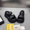Novas Chinelas Femininas de Solado Grosso para Verão 2026 para Uso Externo, Sandálias Slide Fashionáveis e Versáteis com Solado Plataforma, Sandálias Casuais que Aumentam a Altura