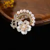 Broche Cruzado de Nova Liga de Pérola Fivela de Pin Flor de Ameixa Elegante Flor de Lapela Pequena Fragrância Acessório Anti-Exposição