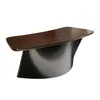 Mesa de centro moderna minimalista para jefe con diseño integrado, que presenta un tablero curvo grande y una base de rayas verticales, adecuada para su uso como mesa de centro de oficina