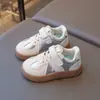 Zapatos para niños, estilo primavera y otoño para niñas, 2025, nuevos, de cuero, zapatillas de skate para niños, zapatillas deportivas blancas, para niños pequeños y medianos, zapatillas de entrenamiento alemanas para niños