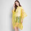 Capa impermeable desechable hecha de material PE engrosado, empaque comprimido al vacío para comercio transfronterizo, disponible con logotipo y estampado de patrones, en stock