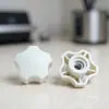 Fabricantes de Dongguan 26# M5 Plástico de Nylon Ecológico Estrela Flor de Ameixa Pentagonal Porca de Aperto Manual com Cabo de Borracha