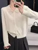 Suéter de lana fina para mujer de primavera y otoño con un delicado cuello de punto calado, un exquisito diseño calado y una refinada textura de lana, perfecto para un look de trabajo chic y elegante